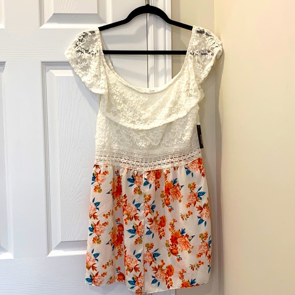 *NEW WITH TAGS* Ardene White Lace Floral Romper - Picture 1 of 2